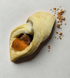 Mini Folhado salsicha e cheddar