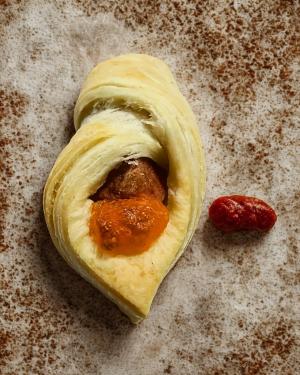 Mini Folhado salsicha e cheddar